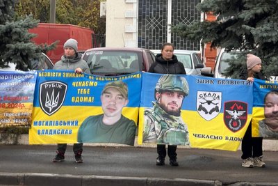 "Ми не здаємось": у Подільську родини безвісти зниклих щонеділі нагадують про своїх захисників "Ми не здаємось": у Подільську родини безвісти зниклих щонеділі нагадують про своїх захисників