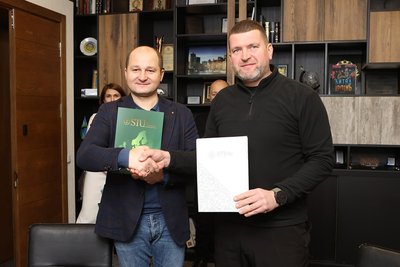 Меморандум про посилення співпраці підписали мер Ірпеня Олександр Маркушин (справа) і в.о. ректора Державного податкового університету Дмитро Серебрянський (зліва) Меморандум про посилення співпраці підписали мер Ірпеня Олександр Маркушин (справа) і в.о. ректора Державного податкового університету Дмитро Серебрянський (зліва)