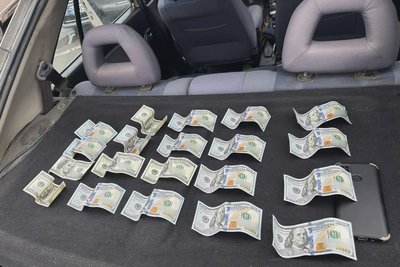 Намагався виїхати до Молдови за дві тисячі доларів: на Одещині затримали чоловіка за передачу хабаря прикордоннику Намагався виїхати до Молдови за дві тисячі доларів: на Одещині затримали чоловіка за передачу хабаря прикордоннику