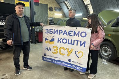 На імпровізованому блокпосту у Луцьку діти зібрали гроші на ремонт авто для ЗСУ На імпровізованому блокпосту у Луцьку діти зібрали гроші на ремонт авто для ЗСУ