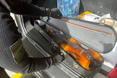 Скрипка "Antonius Stradivarius", яку знайшли в багажнику авто Скрипка "Antonius Stradivarius", яку знайшли в багажнику авто
