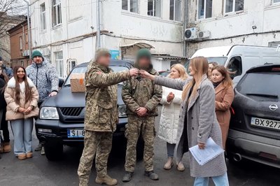 Хмельницькі волонтери передали пікап для сил ППО, які захищають небо Хмельниччини Хмельницькі волонтери передали пікап для сил ППО, які захищають небо Хмельниччини