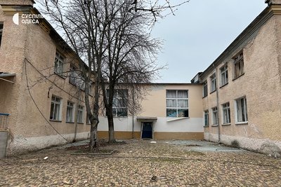 Скло на ліжках і вибиті вікна: наслідки атаки РФ на дитсадок на Одещині