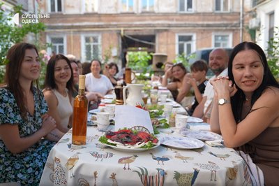 "Атмосфера одеського дворика передана на 136 відсотків": як відбувається застілля у дворику Одеси "Атмосфера одеського дворика передана на 136 відсотків": як відбувається застілля у дворику Одеси
