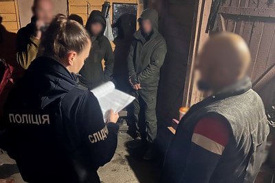 Незаконна вирубка понад 8 тисяч дерев на Житомирщині: четверо чоловіків отримали підозри Незаконна вирубка понад 8 тисяч дерев на Житомирщині: четверо чоловіків отримали підозри