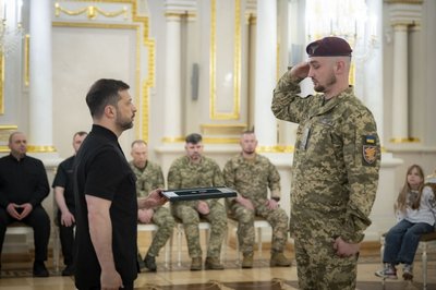 Підполковника Ярослава Бурковського з 95 бригади нагородили "Хрестом бойових заслуг" Підполковника Ярослава Бурковського з 95 бригади нагородили "Хрестом бойових заслуг"