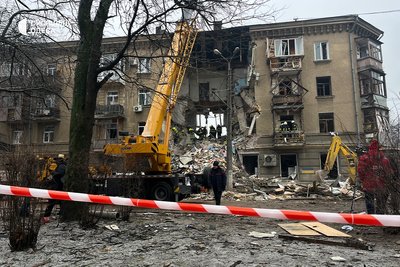 "Шахед" влетів у будинок": що кажуть очевидці про нічну атаку на чотириповерхівку, де шукають людей