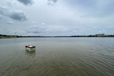 Провела півтори години в акваріумі посеред озера: як харків'янка намагалася привернути увагу до підриву Каховської ГЕС Провела півтори години в акваріумі посеред озера: як харків'янка намагалася привернути увагу до підриву Каховської ГЕС