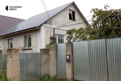 "Якби стін не було, все одно тут спала б": вчителька з Одещини відновлює оселю після ракетної атаки