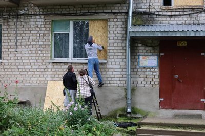 Поранені двоє дітей: військові РФ атакували дроном багатоповерхівки в Глухові Поранені двоє дітей: військові РФ атакували дроном багатоповерхівки в Глухові