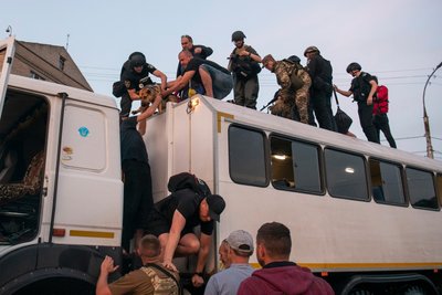 Рятувальна операція у Херсоні через прорив дамби Каховської ГЕС Рятувальна операція у Херсоні через прорив дамби Каховської ГЕС
