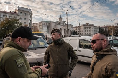 Дмитрієв з друзями на площі Свободи у Херсоні, листопад 2022 року. Дмитрієв з друзями на площі Свободи у Херсоні, листопад 2022 року.