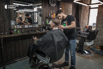 "Падре" підстригається у майстра в одному з київських барбершопів (чоловіча перукарня), листопад 2022 року. "Падре" підстригається у майстра в одному з київських барбершопів (чоловіча перукарня), листопад 2022 року.