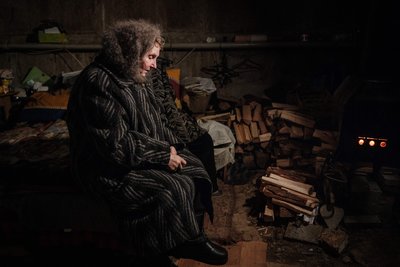 71-річна Любов Степанова живе у підвалі своєї багатоповерхівки ще з двадцятьма іншими людьми у прифронтовій Авдіївці, Донеччина, 8 лютого 2023 року. 71-річна Любов Степанова живе у підвалі своєї багатоповерхівки ще з двадцятьма іншими людьми у прифронтовій Авдіївці, Донеччина, 8 лютого 2023 року.