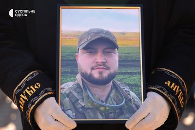 На Одещині поховали військового, чию сім'ю у 2022 році у ЖК "Тірас" вбила ракетою армія РФ На Одещині поховали військового, чию сім'ю у 2022 році у ЖК "Тірас" вбила ракетою армія РФ