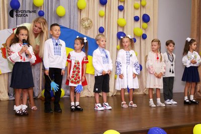 "Перше вересня без квітів": в Одесі школярі та батьки долучилися до акції на підтримку ЗСУ "Перше вересня без квітів": в Одесі школярі та батьки долучилися до акції на підтримку ЗСУ