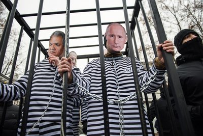 Акція перед посольством Росії у Варшаві Акція перед посольством Росії у Варшаві