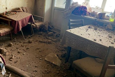 "У всіх кімнатах дірки". Наслідки одного з обстрілів Костянтинівки, де ракета пробила дах будинку "У всіх кімнатах дірки". Наслідки одного з обстрілів Костянтинівки, де ракета пробила дах будинку