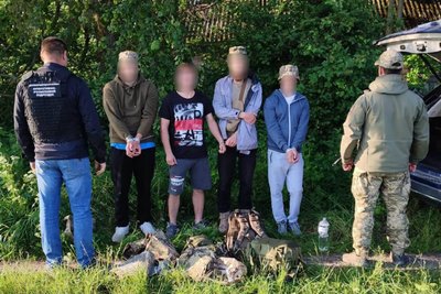 Перетин держкордону за 2 800 доларів для військовозобов'язаних — на Житомирщині підозрюють 3 киян Перетин держкордону за 2 800 доларів для військовозобов'язаних — на Житомирщині підозрюють 3 киян