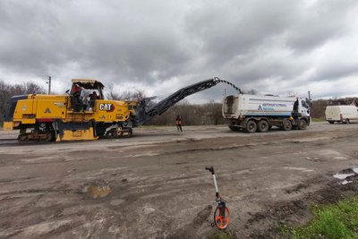 Ремонтники замінюють асфальт на окружній дорозі Харкові біля Високого, 8 квітня 2026 року Ремонтники замінюють асфальт на окружній дорозі Харкові біля Високого, 8 квітня 2026 року