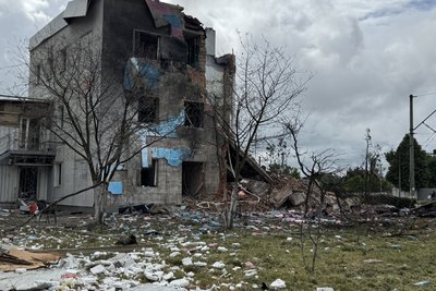 Масований удар по Шостці: пошкоджені вокзал, залізниця та будинки Масований удар по Шостці: пошкоджені вокзал, залізниця та будинки
