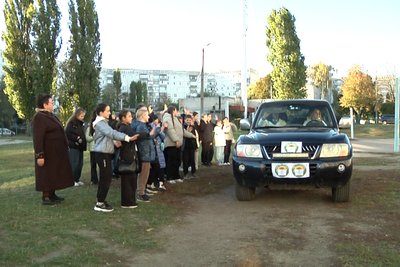 У Житомирі учні ліцею №24 передали автомобіль на фронт своєму вчителю історії У Житомирі учні ліцею №24 передали автомобіль на фронт своєму вчителю історії