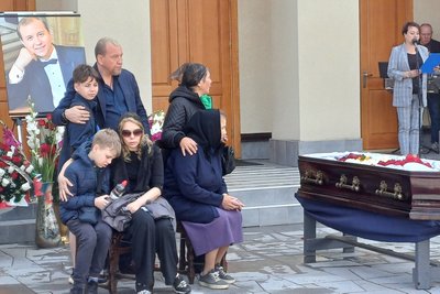 На Житомирщині прощаються із солістом Одеської опери, уродженцем Малина Владиславом Гораєм На Житомирщині прощаються із солістом Одеської опери, уродженцем Малина Владиславом Гораєм