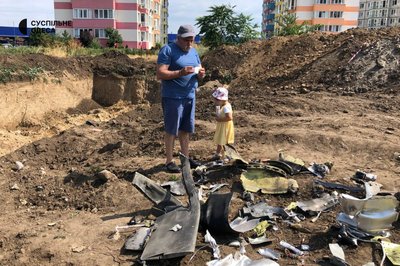 Уламки після нічної атаки Уламки після нічної атаки