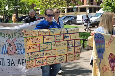 "За кожною цифрою є людина": в Одесі провели акцію до Дня пам’яті людей, загиблих від СНІДу "За кожною цифрою є людина": в Одесі провели акцію до Дня пам’яті людей, загиблих від СНІДу