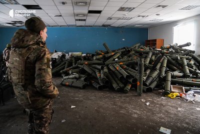 Мінометник 93-ї бригади "Холодний Яр" біля гори тубусів від відстріляних мін у Бахмуті, лютий 2023 року