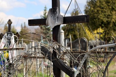 Згорілий хрест на могилі захисника Максима Ткаченка у Змієві, 13 квітня 2026 року Згорілий хрест на могилі захисника Максима Ткаченка у Змієві, 13 квітня 2026 року