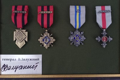 У волинський музей передали прапор із підписом Головнокомандувача ЗСУ та його відзнаки У волинський музей передали прапор із підписом Головнокомандувача ЗСУ та його відзнаки