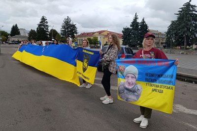 "Не мовчи. Полон вбиває!": у Бердичеві в День Незалежності провели акцію на підтримку полонених захисників України "Не мовчи. Полон вбиває!": у Бердичеві в День Незалежності провели акцію на підтримку полонених захисників України