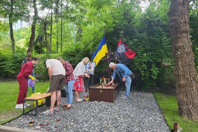 У Києві пошкодили могили "Да Вінчі", "Джуса", Петриченка У Києві пошкодили могили "Да Вінчі", "Джуса", Петриченка