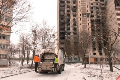 Комунальники працюють на Північній Салтівці у Харкові Комунальники працюють на Північній Салтівці у Харкові