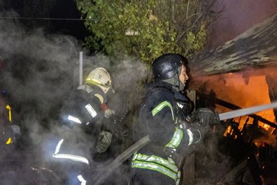 Рятувальники на місці влучання реактивного безпілотника в Основ'янському районі Харкова вночі 23 серпня 2026 року Рятувальники на місці влучання реактивного безпілотника в Основ'янському районі Харкова вночі 23 серпня 2026 року