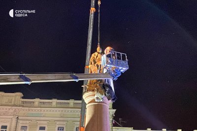 Пам’ятник Катерині ІІ в Одесі демонтували Пам’ятник Катерині ІІ в Одесі демонтували