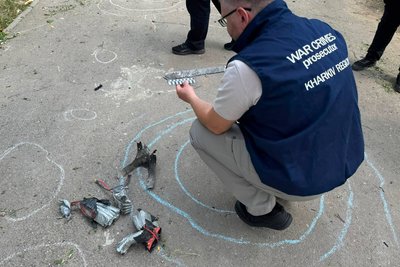 Уламки FPV-дрона на оптоволокні у Салтівському районі Харкова, 3 липня 2026 року Уламки FPV-дрона на оптоволокні у Салтівському районі Харкова, 3 липня 2026 року