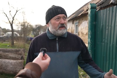 “Поки стіни стоять, є надія повернутись”: як жителі Краснопілля рятують майно під загрозою обстрілів “Поки стіни стоять, є надія повернутись”: як жителі Краснопілля рятують майно під загрозою обстрілів