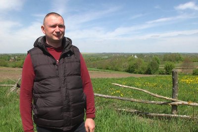 "Війна — війною, а хліб треба сіяти": мінометник у відпустці засіває поля на Хмельниччині "Війна — війною, а хліб треба сіяти": мінометник у відпустці засіває поля на Хмельниччині