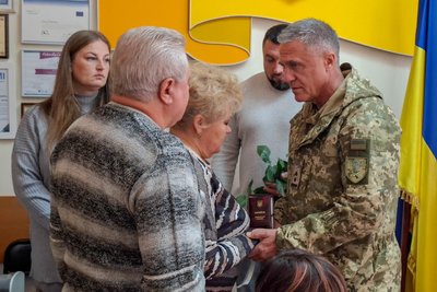 У Житомирі родинам загиблих військовослужбовців передали державні нагороди