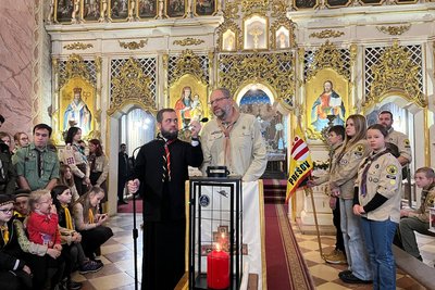В Ужгород привезли Вифлеємський вогонь миру В Ужгород привезли Вифлеємський вогонь миру