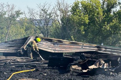 Рятувальник гасить пожежу на місці влучання російського безпілотника, Лозова, 23 серпня 2026 року Рятувальник гасить пожежу на місці влучання російського безпілотника, Лозова, 23 серпня 2026 року