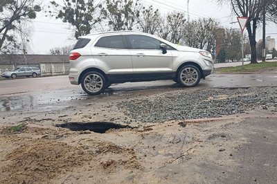Яма на проспекті у Житомирі — місцеві жителі скаржаться на незручності, комунальники обіцяють залатати Яма на проспекті у Житомирі — місцеві жителі скаржаться на незручності, комунальники обіцяють залатати