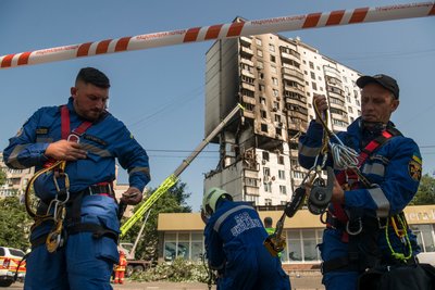 Рятувальники готуються дістатись на верхні поверхи пошкодженого вибухом будинку у Києві