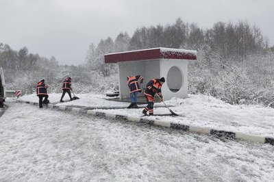 Сніг на Волині — дорожники розчищають зупинки громадського транспорту