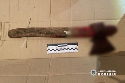 Зарубала односельчанина сокирою: на Одещині за підозрою у вбивстві затримали жінку Зарубала односельчанина сокирою: на Одещині за підозрою у вбивстві затримали жінку