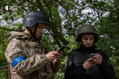 поліцейські Дмитро та Вікторія перевіряють адреси евакуації у Вовчанську