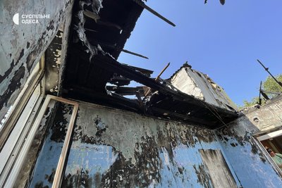 Три тижні без світла та газу й з дірою замість стелі: в Одесі мешканці згорілого будинку на Агрономічній просять міськраду про допомогу Три тижні без світла та газу й з дірою замість стелі: в Одесі мешканці згорілого будинку на Агрономічній просять міськраду про допомогу