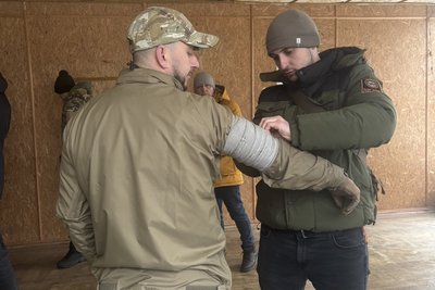 У громаді на Житомирщині провели базовий військовий вишкіл для цивільних У громаді на Житомирщині провели базовий військовий вишкіл для цивільних